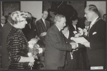 Willem Elsschot ontvangt de Constantijn Huygensprijs in 1951